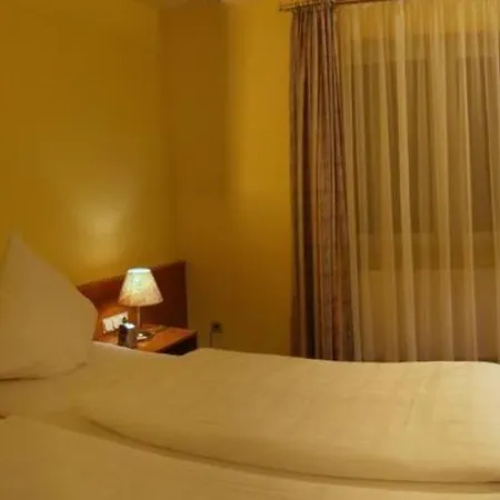 فندق Landhaus Schaaf 3*